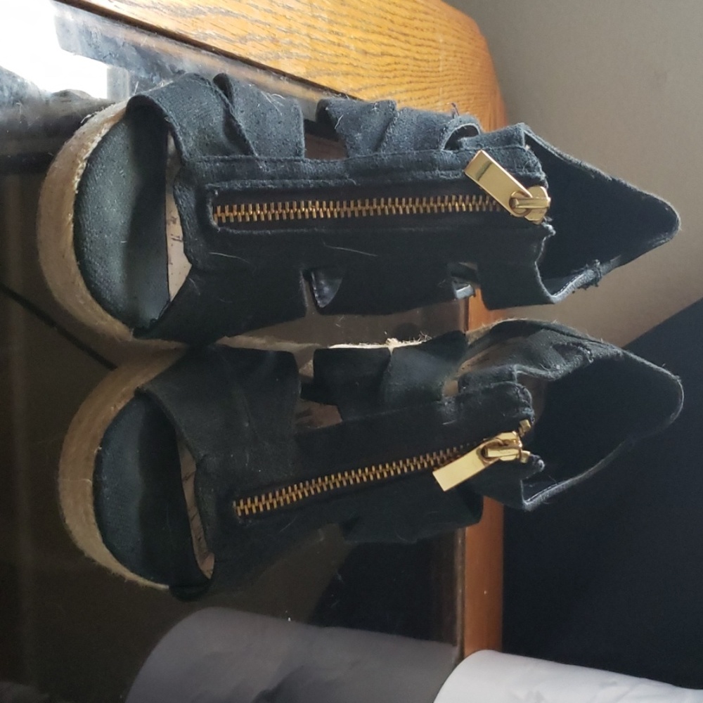 Black wedges